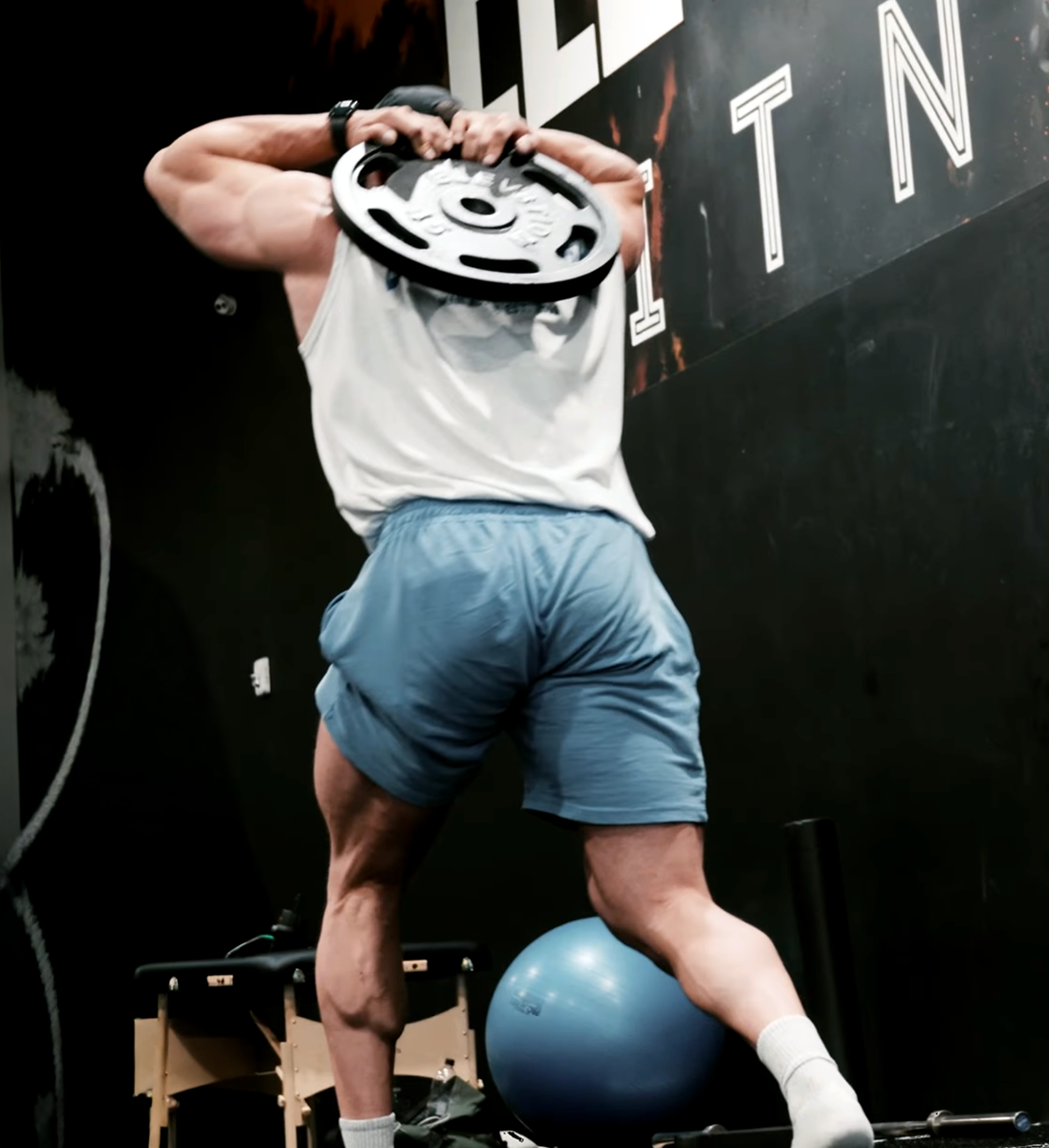 Sculpting Sunday: Why I Load Lunges on My Back Instead of My Hands