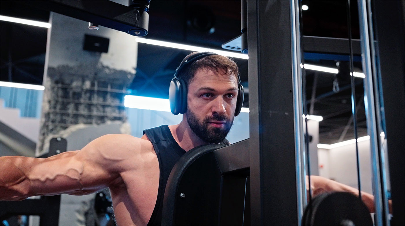 Sculpting Sunday: Training With Headphones Isn’t Rude — It’s a Skill
